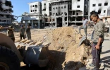 Des personnes recherchent des corps avec un bulldozer à l'hôpital al-Chifa de la ville de Gaza le 8 mai 2024