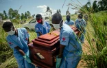 Des membres de la Croix-Rouge congolaise transportent le cercueil d'une femme qui serait décédée du virus Ebola lors de son enterrement à Bunia, en RDC, le 7 juin 2026.