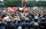 Des Tunisiens manifestent devant le ministère de l'Intérieur, avenue Avenue Bourguiba, le 14 janvier 2011 à Tunis