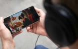 Un homme regarde sur son téléphone la chaîne YouTube "LoFi Girl", produite par le Français Dim et illustrée par Juan Pablo Machado, le 17 septembre 2026 à Paris