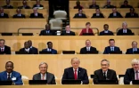 Le secrétaire général des Nations Unies Antonio Guterres, le président américain Donald Trump et les autres participants attendent la déclaration visant à réformer l'ONU, le 18 septembre 2017 à New York.