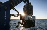 Le ROV C 4000 sort de l'eau lors de la mission archéologique d'exploration de l'épave du Camara 4 au large de Ramatuelle, dans le Var, le 7 avril 2026