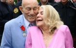 Harold Terens (G), vétéran américain de la Seconde Guerre mondiale âgé de 100 ans, et sa fiancée Jeanne Swerlin, âgée de 96 ans, lors des célébrations de leur mariage à la mairie de Carentan-les-Marais, en Normandie, le 8 juin 2024 à
