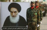 Des membres d'une force paramilitaire chiite au garde à vous devant le portrait de l'ayatollah Ali Sistani, le 30 août 2019 à Kerbala, en Irak