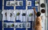 Des T-shirts Ă l'effigie du commandant Massoud dans une boutique le 8 avril 2019 Ă Saricha en Afghanistan