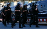 Des policiers espagnols en armes à Barcelone après l'attaque sur les Ramblas, le 17 août 2017
