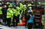 Des soignants à l'intérieur d'un cordon de police sur les lieux d'un incident, en marge d'un défilé pour la victoire de Liverpool en Premier League, à Liverpool, le 26 mai 2025
