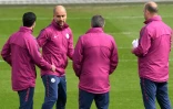Pep Guardiola (2e g), l'entraîneur de Manchester City, avec son staff technique lors d'un entraînement de l'équipe, à Manchester, le 9 avril 2018