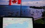 Une carte Google identifie le lac Ontario comme le "lac Amérique", devant une photo du lac du côté canadien à Toronto, le 30 août 2026