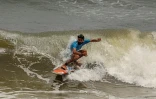 Un surfeur palestinien à Gaza, le 22 juin 2022