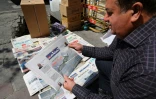 Un Iranien lit la une d'un journal, au lendemain de la destruction d'un drone américain par l'Iran, le 22 juin 2019 à Téhéran 