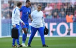 L'attaquante de l'équipe de France Marie-Antoinette Katoto quitte le terrain, après s'être blessée au genou droit, lors du match de l'Euro 2022 face à la Belgique, le 14 juillet 2022 au New York Stadium à Rotherham (Angleterre)