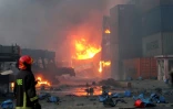 Un incendie dans un entrepôt de conteneurs, le 5 juin 2022 à Sitakunda, au Bangladesh