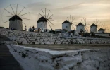 Les moulins à vent emblématiques de l'île grecque de Mykonos, au coucher du soleil à Chora, le 6 octobre 2020
