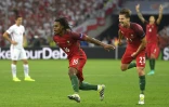 Le milieu portugais Renato Sanches (g) en liesse après avoir inscirt le but de l'égalisation face à la Pologne en quarts à l'Euro au Vélodrome, le 30 juin 2016