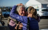Olga Babich, qui a fui son village de Mali Shcherbaky, embrasse sa fille après son arrivée à Zaporijjia le 6 mai 2022