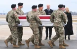 Le président américain Joe Biden et son épouse Jill Biden assistent au retour des dépouilles de trois soldats américains tués en Jordanie, le 2 février 2024 à la base aérienne de Dover, dans le Delaware