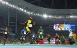 Usain Bolt devant ses concurrents à l'arrivée du 100 m des Jeux de Rio, le 14 août 2016