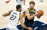 Rudy Gobert, du Utah Jazz, défend sur Domantas Sabonis des Indiana Pacers en NBA le 9 février 2021 au Bankers Life Fieldhouse à Indianapolis