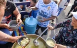 Distribution de soupe aux Vénézuéliens qui souhaitent émigrer vers le Pérou, à Tumbes, le 23 août 2018