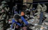 Des membres de l'armée et de la police arrêtent des pillards présumés à Soweto, le 13 juillet 2021