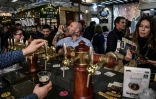 Dégustation de bière dans une microbrasserie près d'Athènes, le 8 février 2019