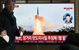 Un piéton passe, le 18 décembre 2023 à Séoul, devant une télévision diffusant un reportage sur le tir par la Corée du Nord d'un missile balistique de longue portée potentiellement capable de frapper les Etats-Unis
