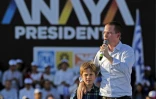 Ricardo Anaya, candidat conservateur à la présidence du Mexique, avec son fils Mateo en campagne électorale à Celaya, le 1er avril 2018