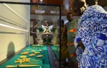 Des visiteurs découvrent les objets royaux, prêtés pour trois ans par le British Museum et le Victoria and Albert Museum (V&A), au musée du palais de Manhyia, le 1er mai 2024 à Kuma, au Ghana