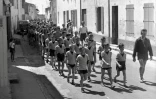 Des enfants d'une colonie de vacances en marche vers la plage le 18 juillet 1951 à l'Ile de Ré