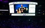Un écran géant montrant une photo de Kobe Bryant et de sa famille lors de l'hommage au Staples Center de Los Angeles, le 24 février 2020