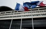 Parmi les autres agences de notation, Fitch, qui classe également la France AA- avec perspective négative, avait confirmé sa notation lors de sa dernière revue mi-mars
