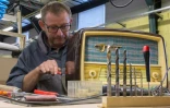 Sylvain Mahe, technicien de l'entreprise "A.bsolument Vintage Radios", modernise l'intérieur d'un poste, à Clermont-Ferrand, le 1er décembre 2017