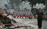 Des sécouristes participent aux opérations de nettoyage dans le village de Liulan, inondé après l'effondrement, du réservoir de Liulan, à Hengzhou, dans la région chinoise du Guangxi, le 8 juillet 2026