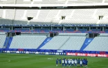 Le sélectionneur de l'équipe de France de football Zinédine Zidane, avec ses adjoints et les joueurs lors d'une séance d'entraînement au Stade de France, à la veille du match contre l'Italie en Ligue des nations, le 1er octobre 2026 à Saint-Denis