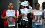 Des proches de prisonniers politiques devant la prison d'El Helicoide à Caracas, le 10 janvier 2026