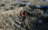 Des habitants de Langtang au Népal tentent de reconstruire leur maison, le 7 avril 2016