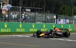 Le pilote Red Bull Max Verstappen sous le drapeau à damier après sa victoire à Spa-Francorchamps, le 28 août 2022  