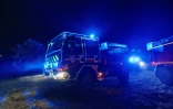 Des pompiers arrivent à Sigean, dans l'Aude, pour combattre un violent incendie, le 26 juillet 2025