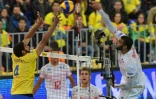 Le Français Earvin Ngapeth (d) face au Brésilien Wallace en finale de la Ligue mondiale de volley, le 8 juillet 2017 à Curitiba, au Brésil 