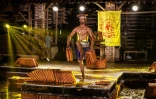 Un ouvrier particile à un concours de culturisme pour défendre la production de tuiles dans la ville indonésienne de Jatiwangi le 11 août 2025 