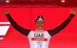 La joie de l'Allemand Pascal Ackermann sur le podium après sa victoire dans la 11e étape du Giro, le 17 mai 2023 à Tortone 