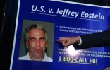 Affiche portant la photo de Jeffrey Epstein et les charges pesant contre lui, le 8 juillet 2019 à New York, un mois avant le suicide de l'homme d'affaires en prison