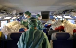Des infirmières s'occupent dans un TGV médicalisé de patients contaminés évacués vers des hôpitaux de la Nouvelle-Aquitaine, le 29 mars 2020