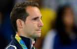 Le Français Renaud Lavillenie, médaillé d'argent à la perche, sifflé par le public, en pleurs sur le podium aux JO de Rio, le 16 août 2016