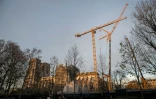 La grue géante est arrivée le 16 décembre en pièces détachées à bord d'un convoi exceptionnel accompagnée de 40 camions d?équipements