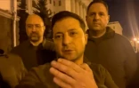Image tirée d'une vidéo du président ukrainien Volodymyr Zelensky, avec ses conseillers, postée sur son compte Facebook, le 25 février 2022