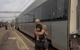 Un soldat embrasse sa compagne sur le quai de la gare de Kramatorsk avant qu'elle remonte dans le train pour Kiev, le 2 octobre 2023 en Ukraine