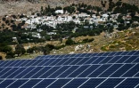 Un champ de panneaux solaires devant le village de Megalo Chorio, le 22 juin 2021 sur l'île grecque de Tilos