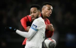 Le défenseur de Rennes Guela Doué (d) à la lutte avec l'attaquant de Marseille Pierre-Emerick Aubameyang, le 21 janvier 2024 à Rennes